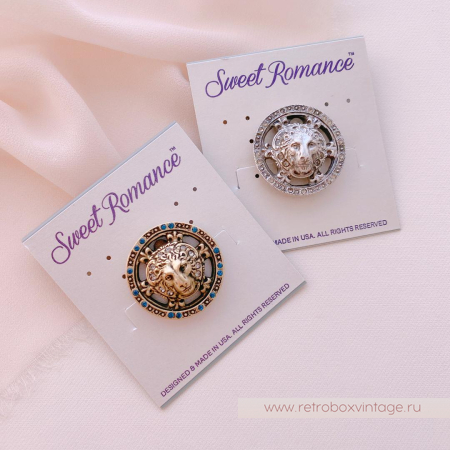 SWEET ROMANCE Брошь-пин «Медальон со львом: бронза» с кристаллами по кругу SWEET ROMANCE Брошь-пин «Медальон со львом: бронза» с кристаллами по кругу