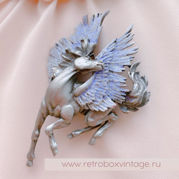 JJ / JONET JEWELRY Брошь «Крылатый пегас: лавандовый серебро»