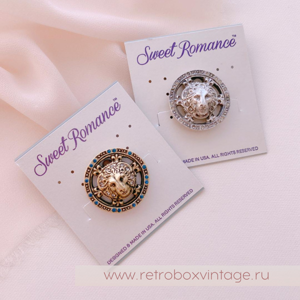 SWEET ROMANCE Брошь-пин «Медальон со львом: серебро» с кристаллами