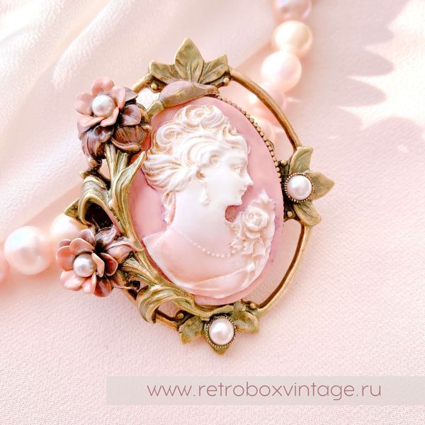 SWEET ROMANCE Брошь "Камея в цветах"