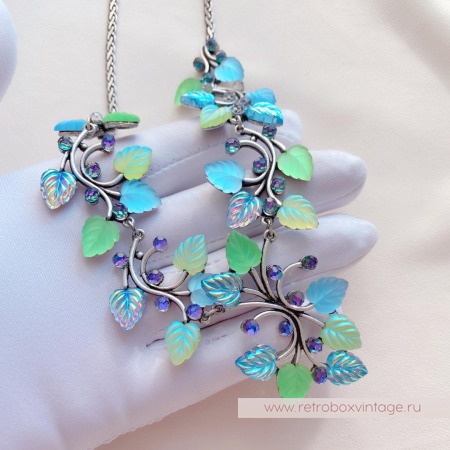 SWEET ROMANCE Колье «Нежное пробуждение: зелено-голубые листья в серебре»