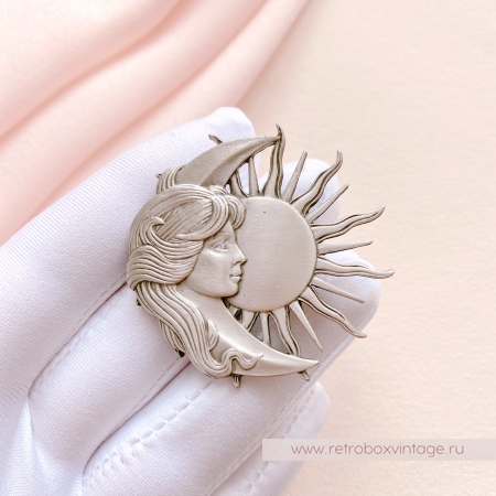 JJ / JONET JEWELRY Брошь "Девушка Луна и Солнце"