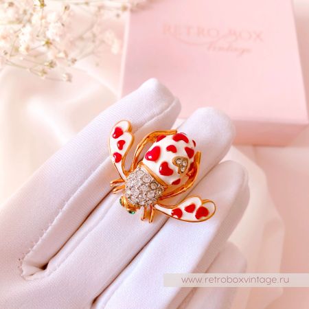 JOAN RIVERS Брошь "Любовная пчелка" с алыми сердцами
