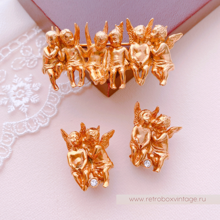 Брошь продаётся отдельно - 