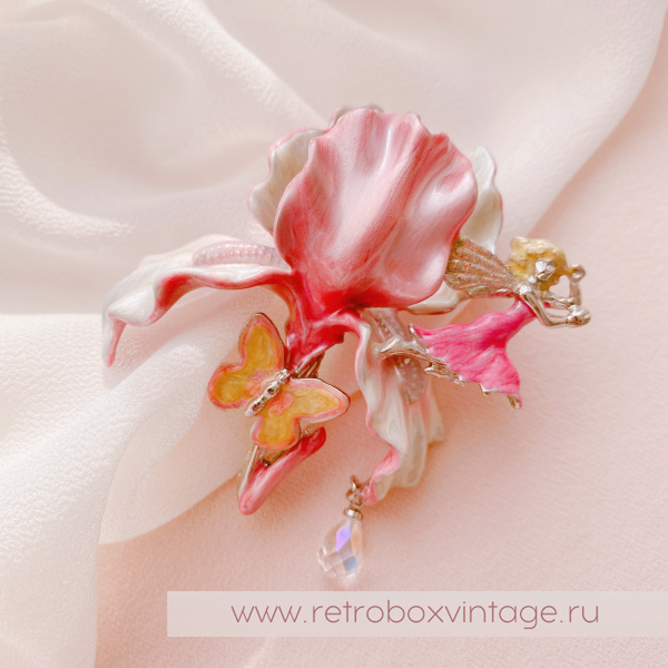 KIRKS FOLLY Брошь «Розовый ирис с феей, бабочкой и капелькой росы»