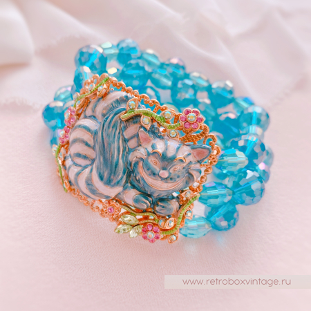 KIRKS FOLLY Браслет-стрейч «Чеширский кот» на голубых бусах: Коллекция «Алиса в стране чудес»