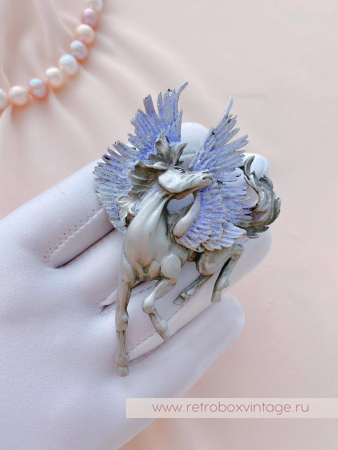 JJ / JONET JEWELRY Брошь «Крылатый пегас: лавандовый серебро»