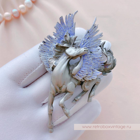 JJ / JONET JEWELRY Брошь «Крылатый пегас: лавандовый серебро»