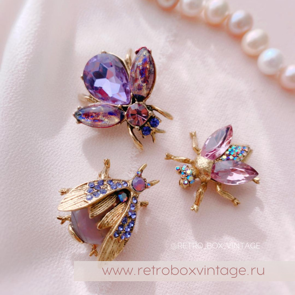 SWEET ROMANCE Трио брошей «Лавандовые пчелки: розово-аметистовые в золоте» (3 шт)