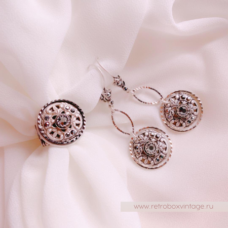 SWEET ROMANCE Серьги «Медальон»