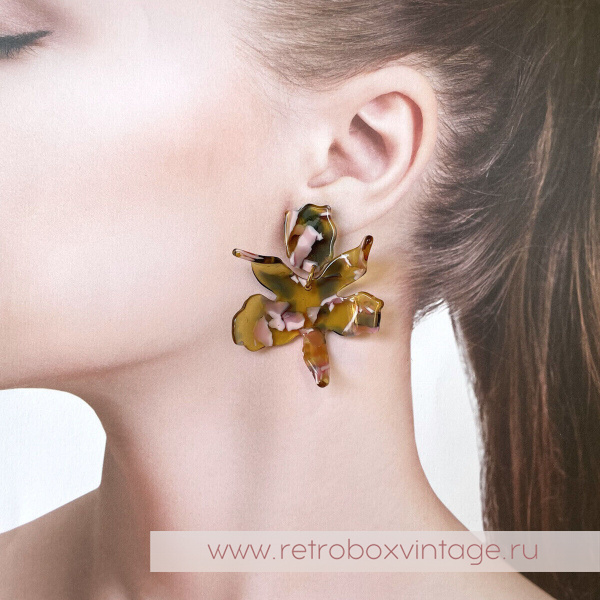 Оттенок на фото отличается от реального, для примера как смотрится на ушке. Оттенок на фото отличается от реального, для примера как смотрится на ушке.