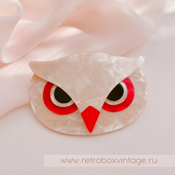 LEA STEIN Брошь «СОВА АФИНА: СВЕТЛЫЙ ШЕЛК» сливочно-перламутровая с красным клювом
