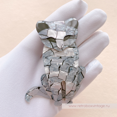 LEA STEIN Брошь «Кот Саша: серый мрамор» темные глазки