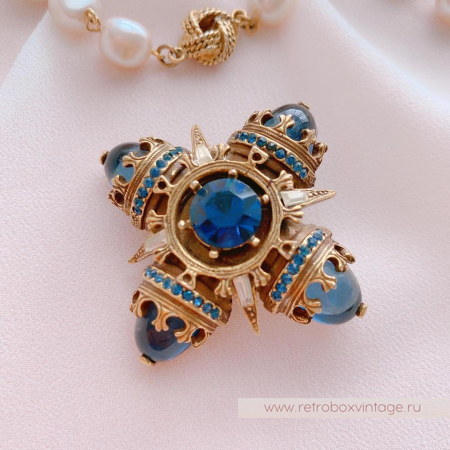 BENEDIKT N.Y. Брошь «Мальтийский крест сапфир»