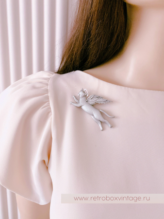 JJ / JONET JEWELRY Брошь «Котик-ангел: серебро»
