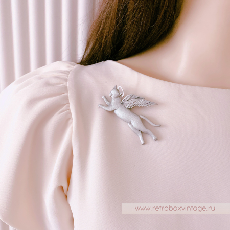 JJ / JONET JEWELRY Брошь «Котик-ангел: серебро»