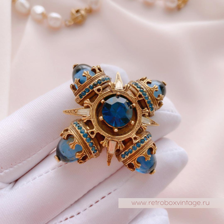 BENEDIKT N.Y. Брошь «Мальтийский крест сапфир»