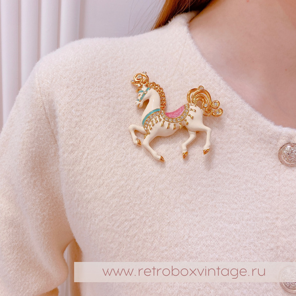 BOB MACKIE Брошь «Царская лошадь: кремовая»