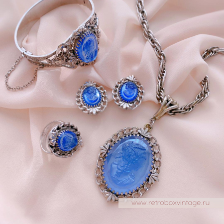 WHITING AND DAVIS Комплект «Голубые камеи» ожерелье и клипсы