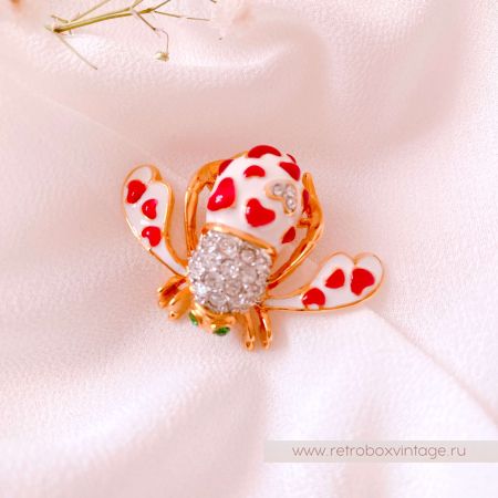 JOAN RIVERS Брошь "Любовная пчелка" с алыми сердцами