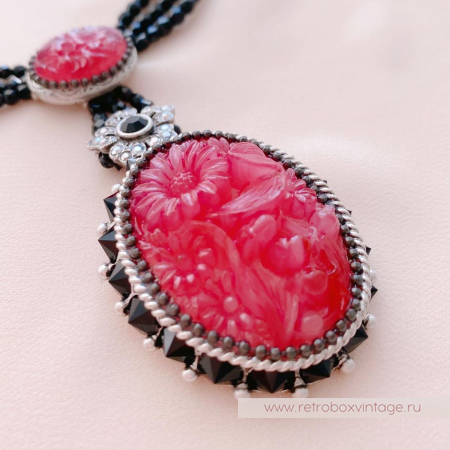 SWEET ROMANCE Ожерелье с антикварным стеклом «Китайская роза» SWEET ROMANCE Ожерелье с антикварным стеклом «Китайская роза»