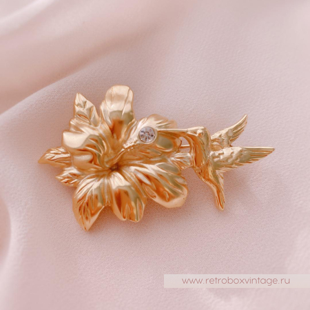 MONET Брошь «Колибри на цветке гибискуса»