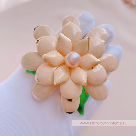JOAN RIVERS Брошь «Пудрово-бежевая гардения»