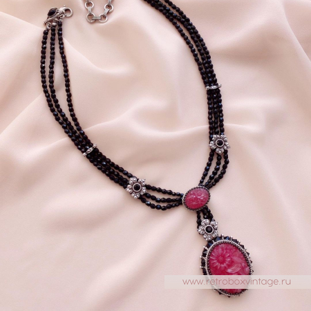 SWEET ROMANCE Ожерелье с антикварным стеклом «Китайская роза» SWEET ROMANCE Ожерелье с антикварным стеклом «Китайская роза»