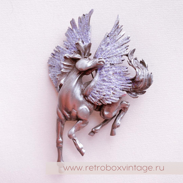 JJ / JONET JEWELRY Брошь «Крылатый пегас: лавандовый серебро»