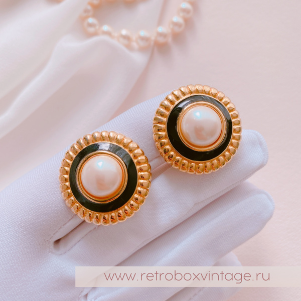 MONET Клипсы "Круглые с жемчужиной: черная эмаль в золоте"