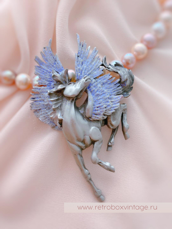 JJ / JONET JEWELRY Брошь «Крылатый пегас: лавандовый серебро»
