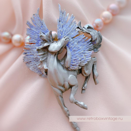 JJ / JONET JEWELRY Брошь «Крылатый пегас: лавандовый серебро»