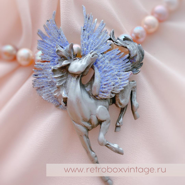 JJ / JONET JEWELRY Брошь «Крылатый пегас: лавандовый серебро»