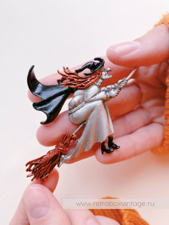 JJ / JONET JEWELRY Брошь "На шабаш: ведьмочка на метле" эмаль