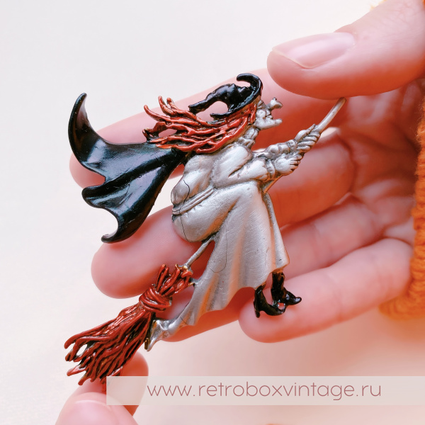 JJ / JONET JEWELRY Брошь "На шабаш: ведьмочка на метле" эмаль