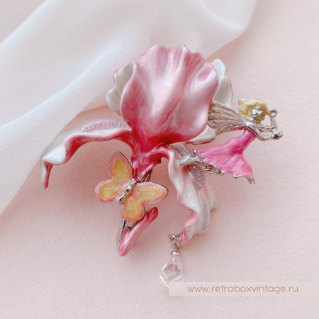 KIRKS FOLLY Брошь «Розовый ирис с феей, бабочкой и капелькой росы»