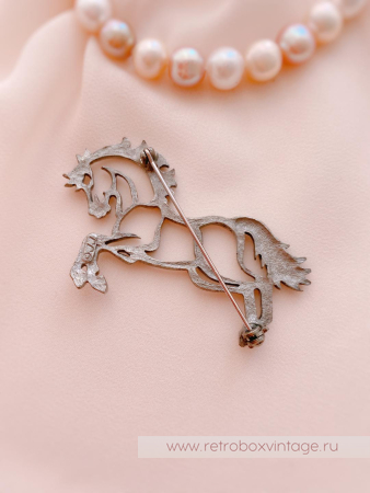 JJ / JONETTE JEWELRY Брошь «Быть на коне»