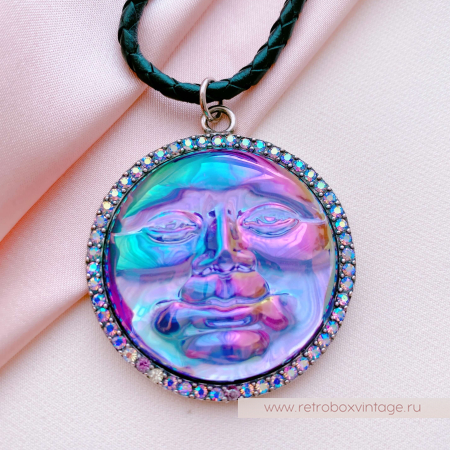 KIRKS FOLLY Кулон на кожаном шнуре "Лунная гладь: пурпурная водяная луна в серебре"