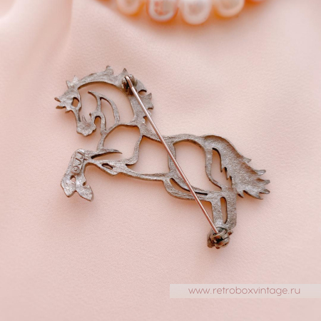 JJ / JONETTE JEWELRY Брошь «Быть на коне»