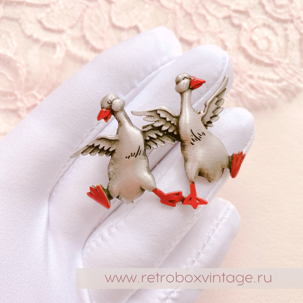 JJ / JONET JEWELRY Брошь "Два веселых гуся"