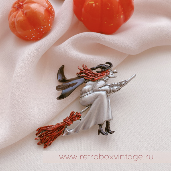 JJ / JONET JEWELRY Брошь "На шабаш: ведьмочка на метле" эмаль