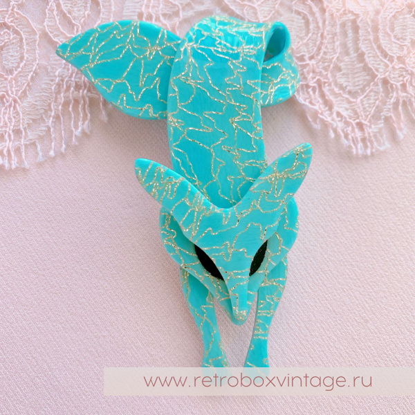 LEA STEIN Брошь "Лиса голубая: зимняя сказка с золотыми нитями" черные глазки