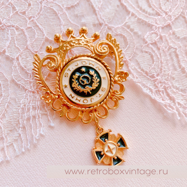 ST. JOHN Брошь "Символ чести" с подвеской крестом