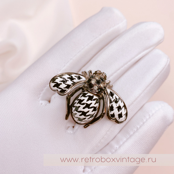JOAN RIVERS Брошь "Пчелка в стиле Шанель: белая гусиная лапка"