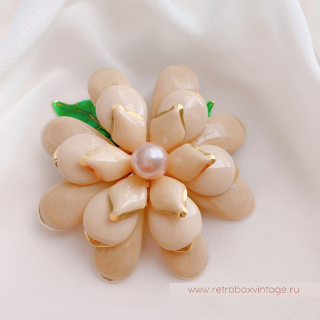 JOAN RIVERS Брошь «Пудрово-бежевая гардения»