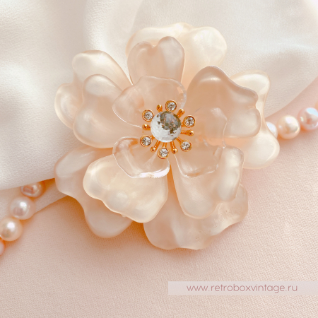 ST. JOHN Брошь «Нежная камелия»