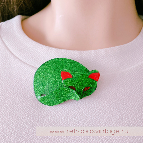 LEA STEIN Брошь «СПЯЩАЯ КОШКА ГОМИНА: ИЗУМРУДНОЕ СИЯНИЕ» зеленая с шимером, красные глазки