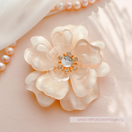 ST. JOHN Брошь «Нежная камелия»