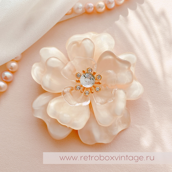 ST. JOHN Брошь «Нежная камелия»