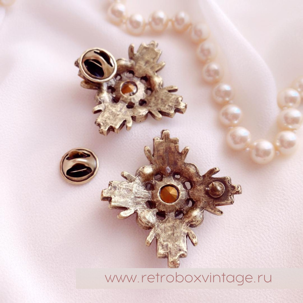 SWEET ROMANCE Брошь-пин «Звезда Андромеды: пурпурный мальтийский крест в бронзе»